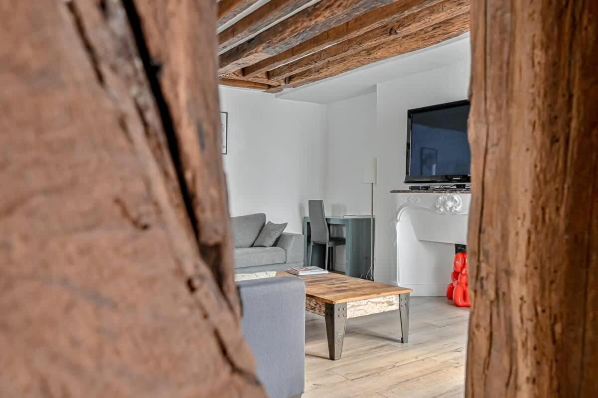 Appartement Grand 2 Pieces Typique Du Marais - Flat-guest Parijs